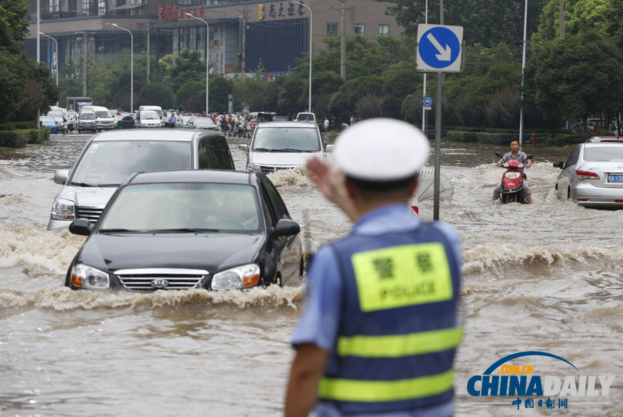 武漢遭遇暴雨 市區多處積水