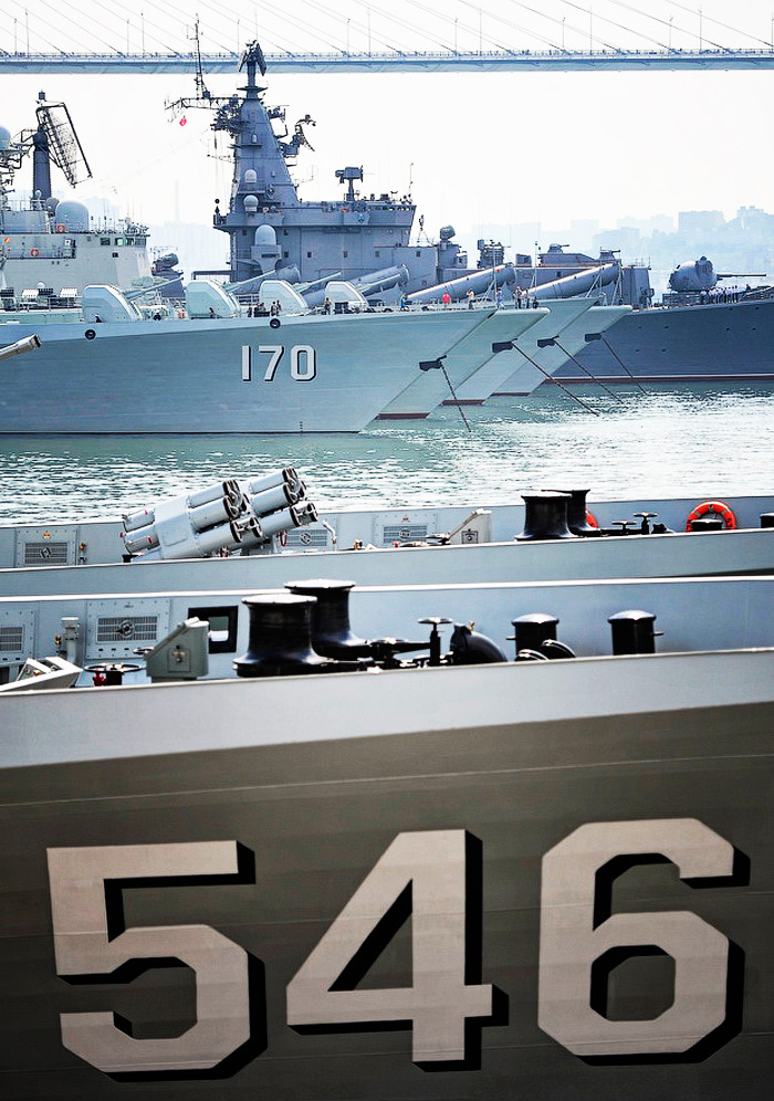 威風凜凜：老外拍中國戰艦群威猛集結場面