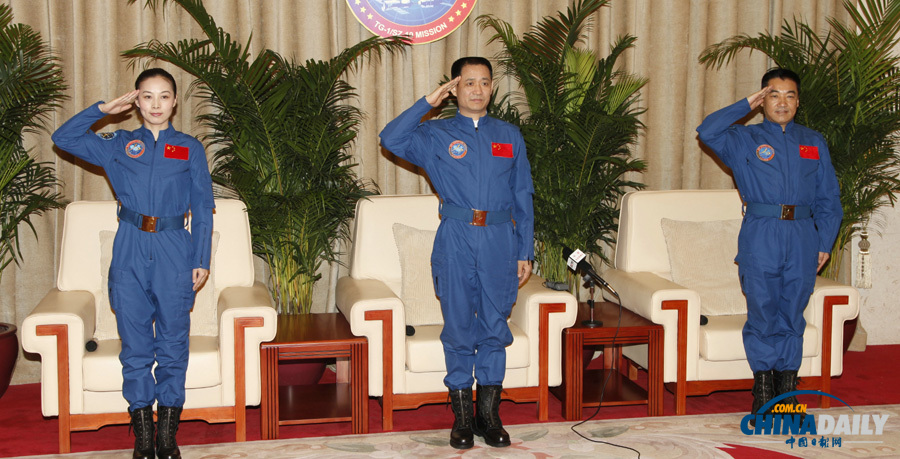 “神十”航天員結束醫學隔離后亮相 狀態良好