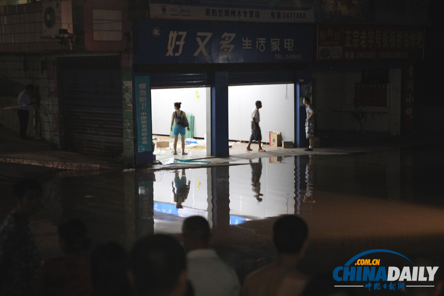 四川內江：最大洪峰來襲 群眾緊急轉移