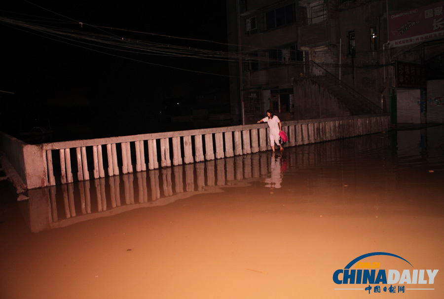 四川內江：最大洪峰來襲 群眾緊急轉移