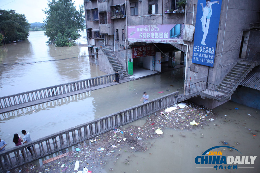 四川內(nèi)江：最大洪峰來(lái)襲 群眾緊急轉(zhuǎn)移