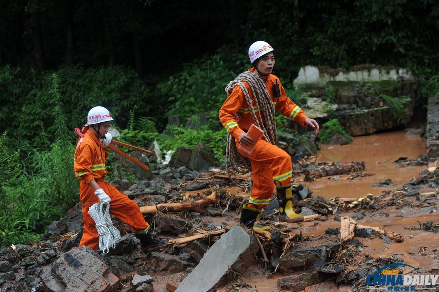 都江堰特大泥石流已致18人死亡 消防官兵在廢墟上搜救