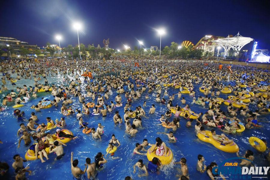 武漢：高溫來襲水上世界下餃子