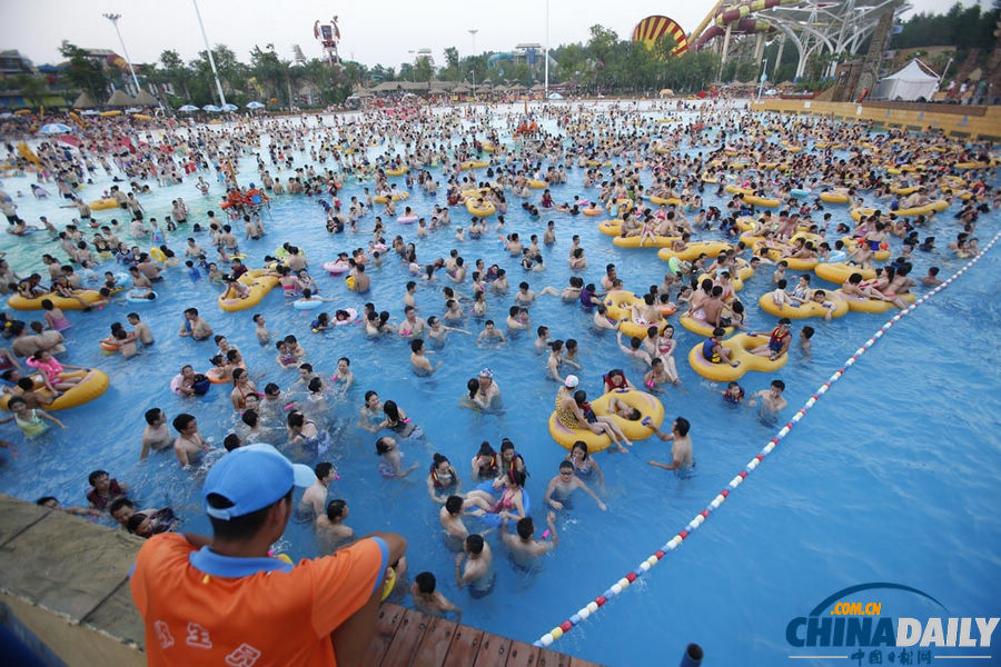 武漢：高溫來襲水上世界下餃子