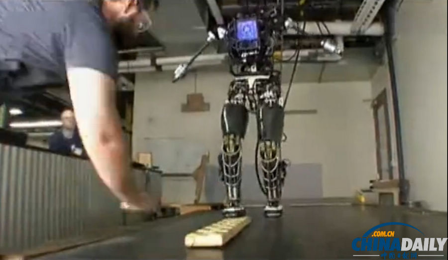 組圖：美軍研制最新戰爭機器人能跑會跳像
