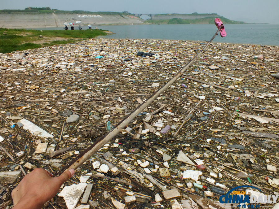 湖北宜昌：三峽水庫又現(xiàn)漂浮垃圾帶
