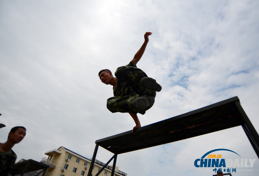 南京：夏練三伏礪精兵