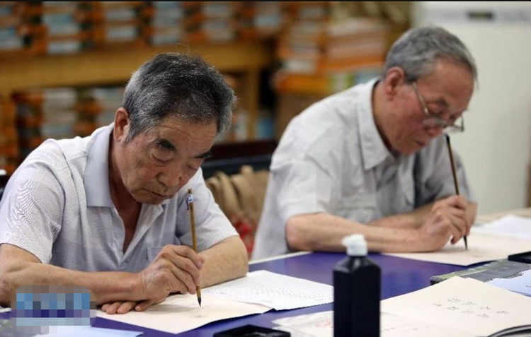 高校錄取通知書花樣百出 毛筆手寫受追捧