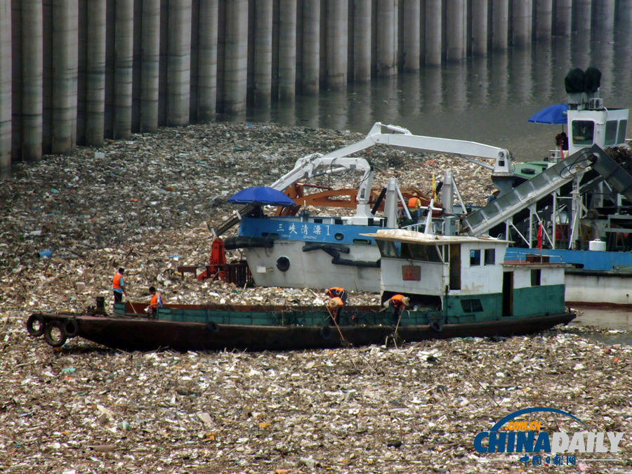 三峽大壩前聚集大量漂浮垃圾 工人忙打撈