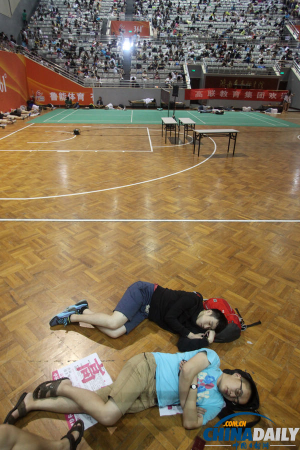 濟南考研族上大課場面壯觀 老師1對3600