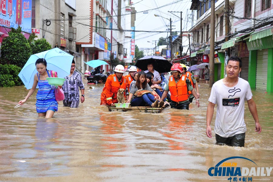 昆明遭暴雨侵襲 街頭積水嚴(yán)重交通癱瘓