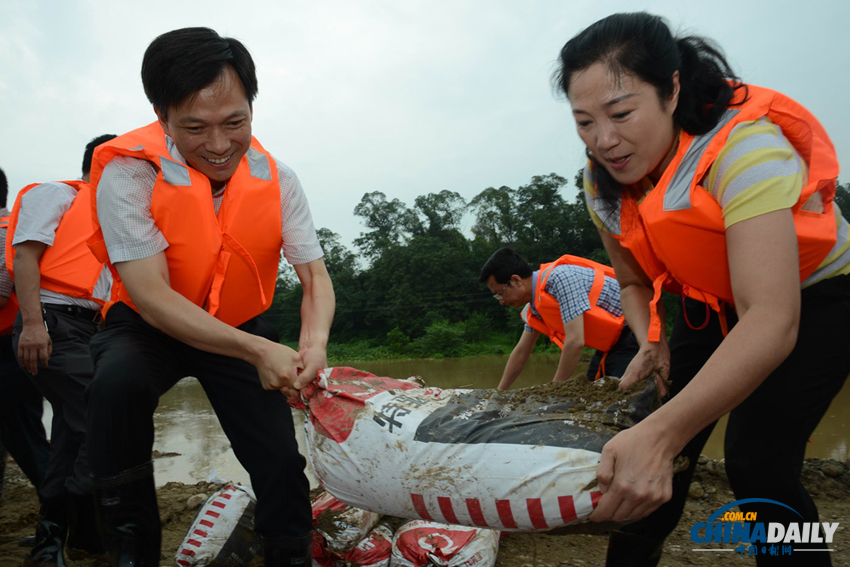 四川蓬安：搶筑防洪堤 書記縣長扛沙袋