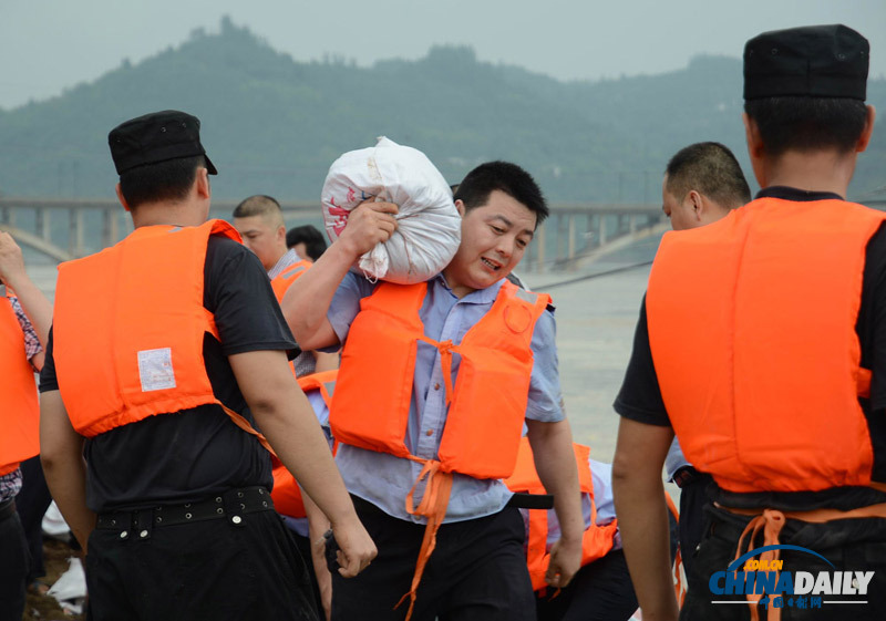 四川蓬安：搶筑防洪堤 書記縣長扛沙袋