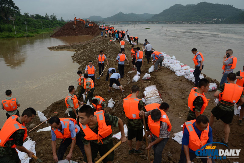 四川蓬安：搶筑防洪堤 書記縣長扛沙袋