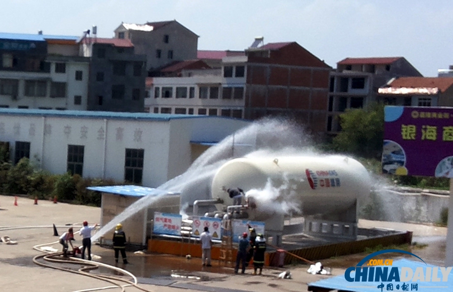 湖北一客運站內發生液化氣槽車泄漏事故 2000余群眾緊急疏散