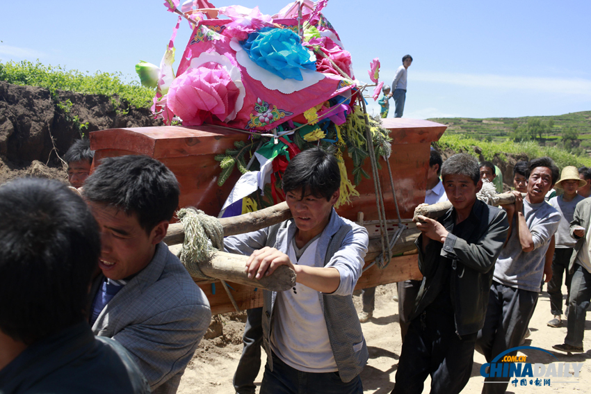 甘肅岷縣：震后救援工作有序進行 遇難者陸續下葬