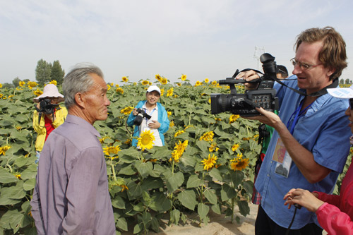 亞洲主流媒體齊聚“敬業”總部葵花生態園 交口稱贊“西部人”葵花油