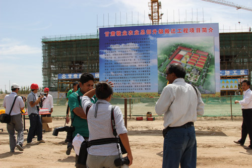 亞洲主流媒體齊聚“敬業(yè)”總部葵花生態(tài)園 交口稱贊“西部人”葵花油