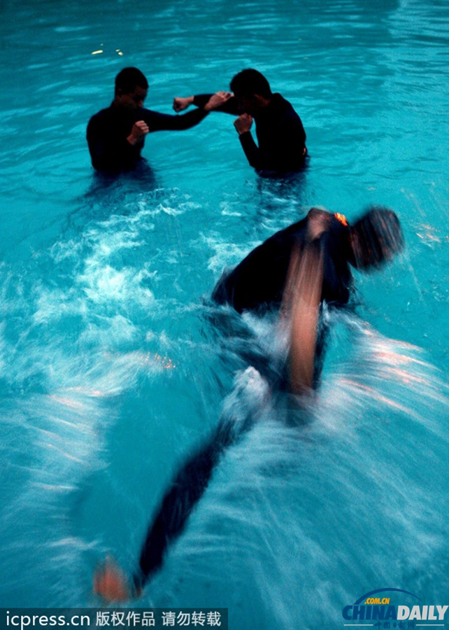 成都軍區戰士舉行水下演習 陌生水域磨利劍