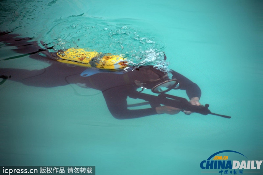 成都軍區戰士舉行水下演習 陌生水域磨利劍