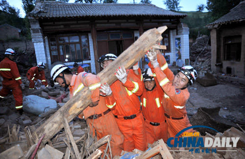 天水消防救援官兵晝夜奮戰在重災區申都鄉