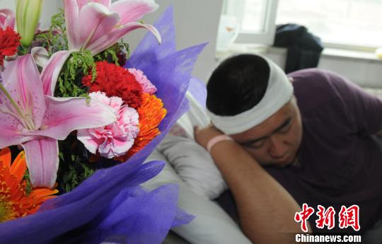 西寧警察處警被城管打傷槍險(xiǎn)被搶 當(dāng)?shù)卣{(diào)查(圖)