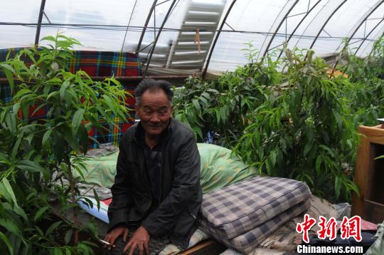 西寧警察處警被城管打傷槍險(xiǎn)被搶 當(dāng)?shù)卣{(diào)查(圖)