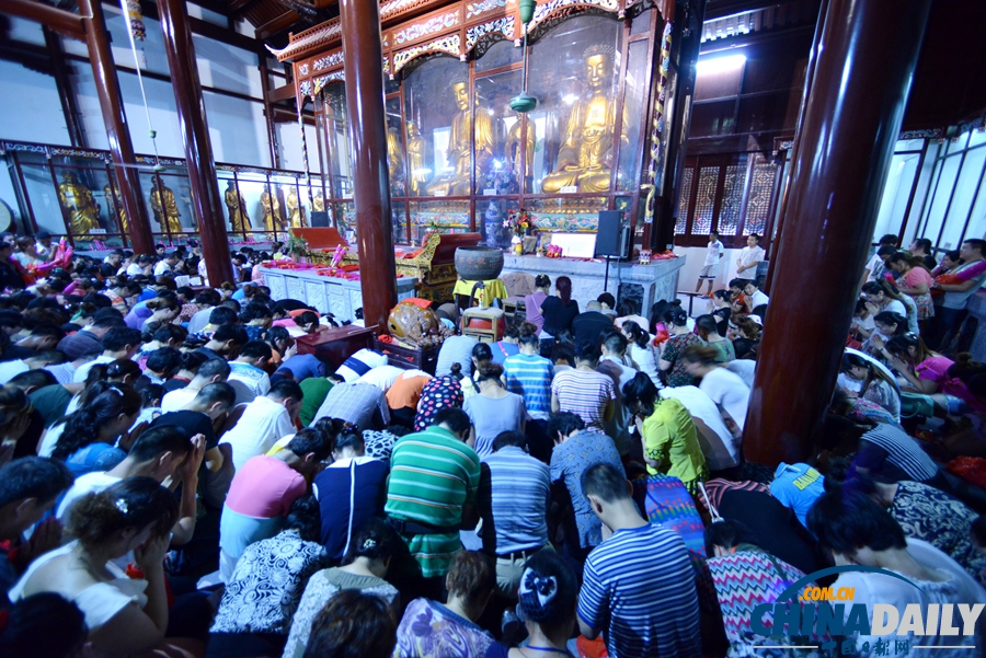 上萬人趕赴觀音廟會上香拜佛 場面壯觀