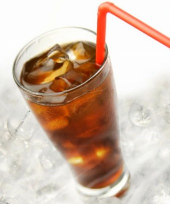 農婦暴飲可樂死 胃像爆炸的氣球破爛無彈性