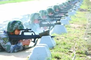 解放軍在10環內畫小圈“11環”練狙槍瞄準(圖)