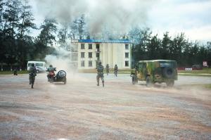 解放軍在10環內畫小圈“11環”練狙槍瞄準(圖)