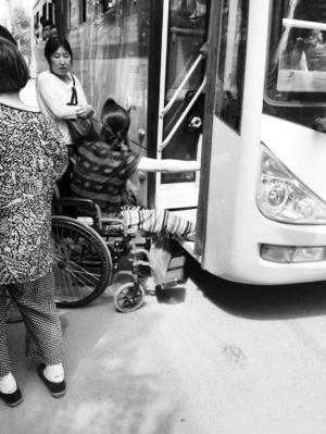 女子坐輪椅上公交被司機拒絕 堵車門20分鐘(圖)