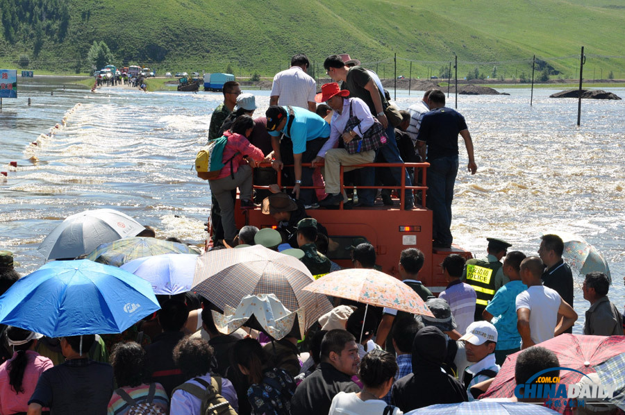 呼倫貝爾：武警動用裝甲運兵車轉移受災群眾