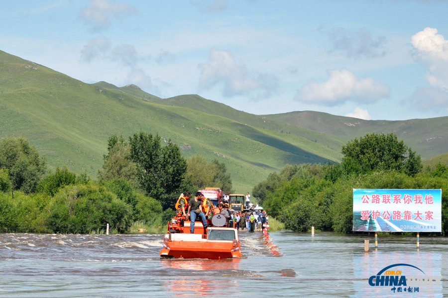 呼倫貝爾：武警動(dòng)用裝甲運(yùn)兵車轉(zhuǎn)移受災(zāi)群眾