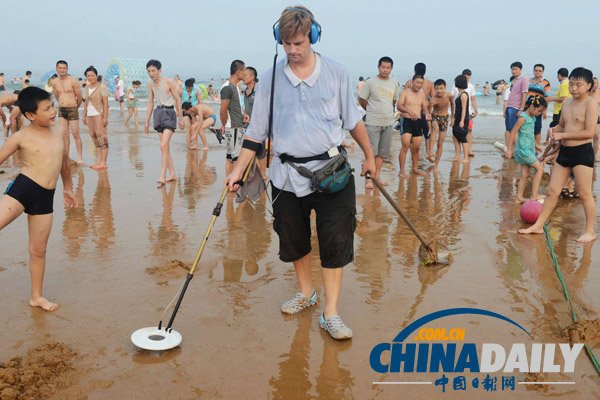 山東青島:外國友人義務(wù)清理沙灘廢舊金屬