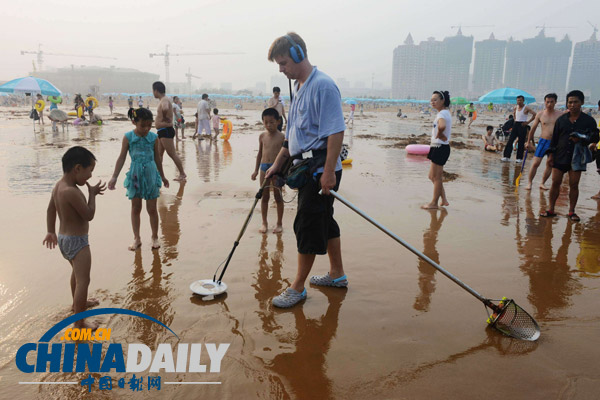 山東青島：外國(guó)友人義務(wù)清理沙灘廢舊金屬