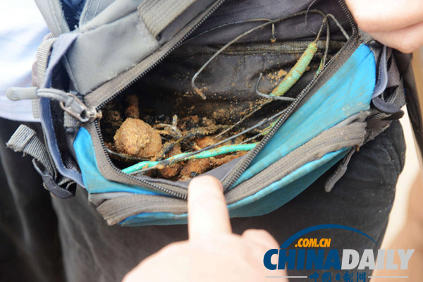 山東青島：外國友人義務清理沙灘廢舊金屬