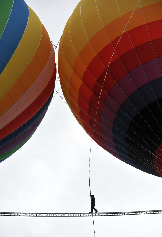 高清:“高空王子”熱氣球間走鋼梁 創(chuàng)吉尼斯紀(jì)錄