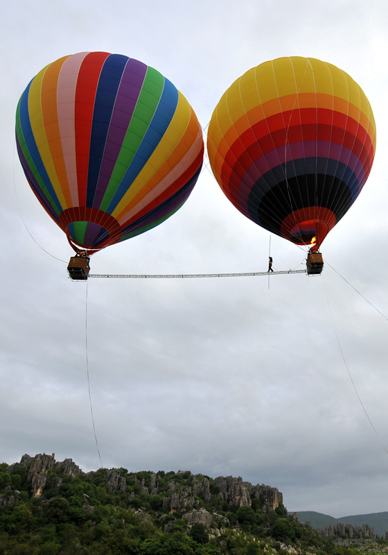 高清：“高空王子”熱氣球間走鋼梁 創(chuàng)吉尼斯紀錄