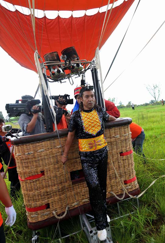 高清：“高空王子”熱氣球間走鋼梁 創(chuàng)吉尼斯紀錄