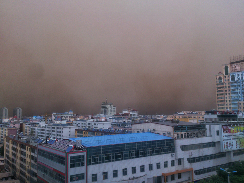 高清：甘肅河西走廊遭遇沙塵暴襲擊