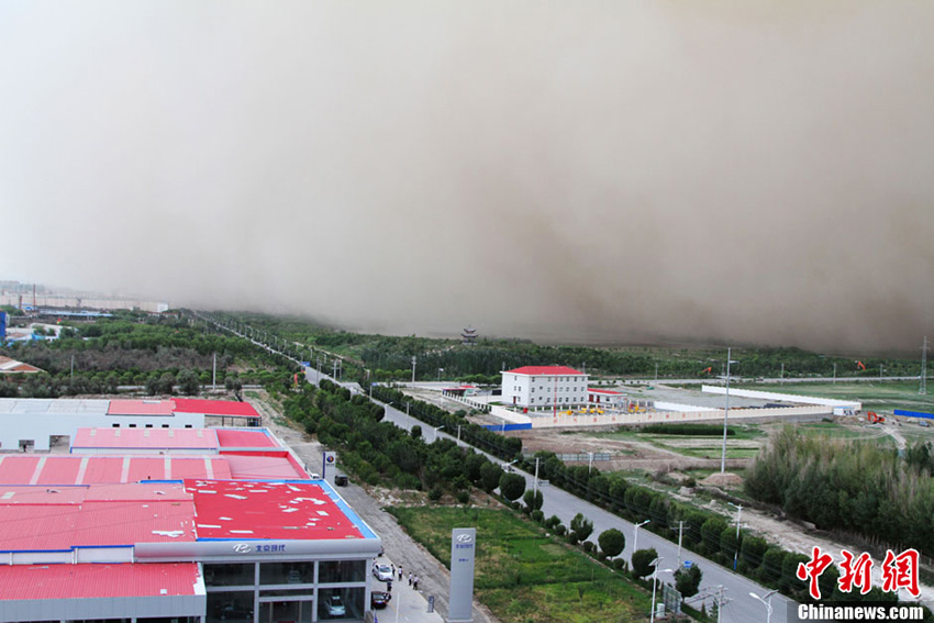 高清：甘肅河西走廊遭遇沙塵暴襲擊