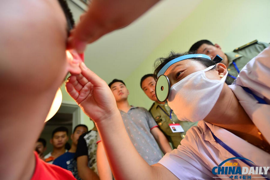 2013年夏秋季征兵工作全面展開 青年全裸體檢