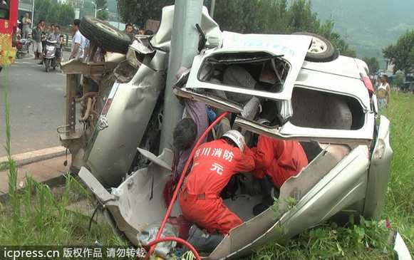 四川廣元天曌山一面包車側(cè)翻 事故造成2死4傷