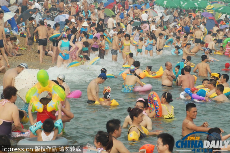 大連海濱浴場游客爆滿 迎盛夏客流高峰(組圖)