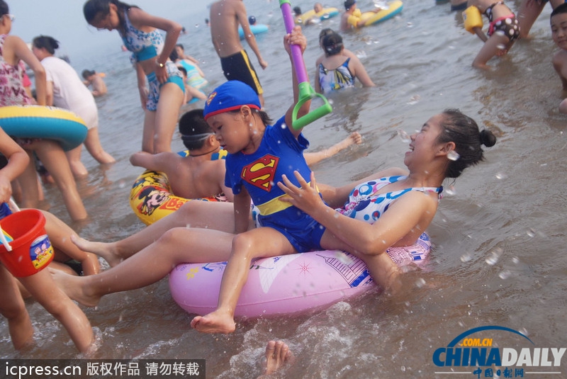 大連海濱浴場游客爆滿 迎盛夏客流高峰(組圖)