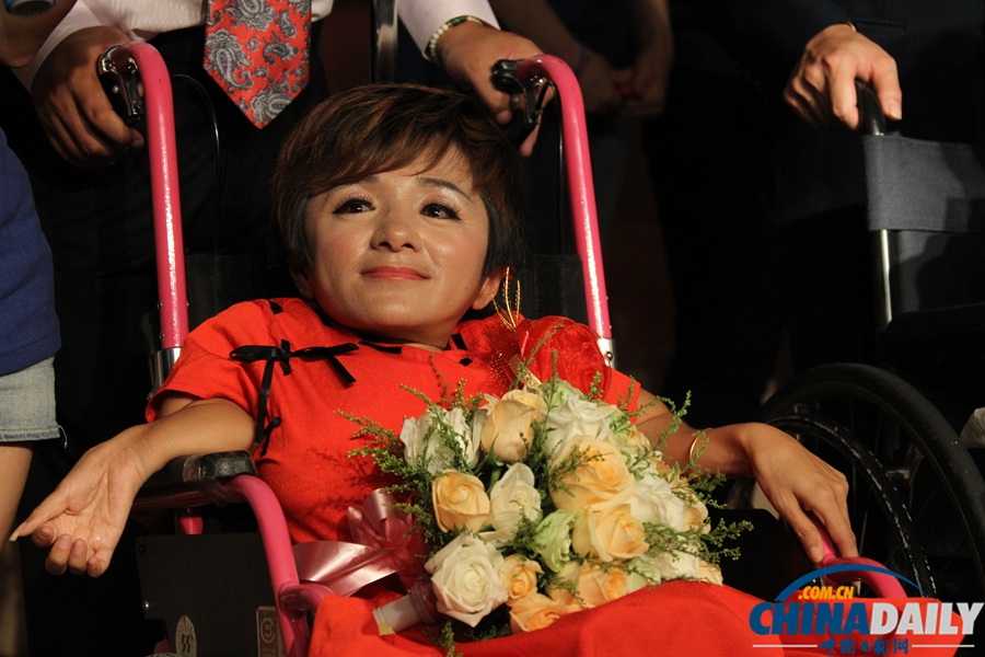 高清：“瓷娃娃”新人的特殊婚禮