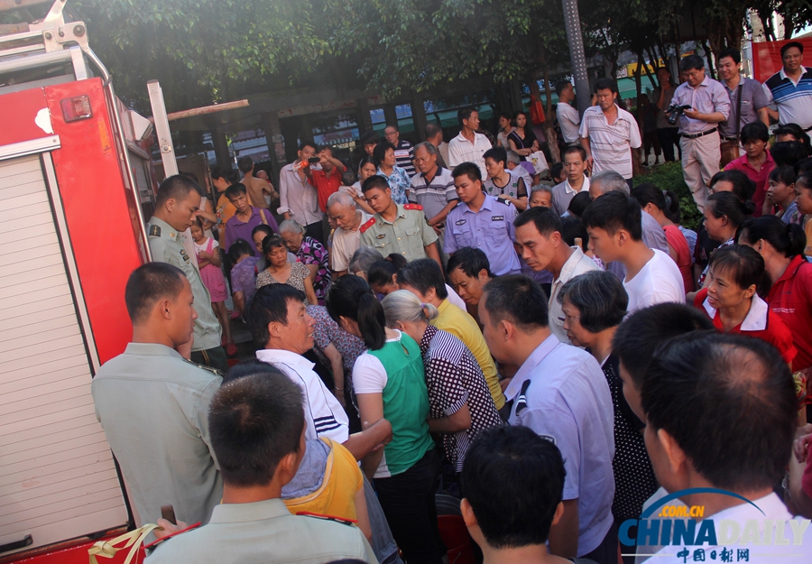 廣西藤縣：高溫天氣全城斷水 上萬市民街頭打水