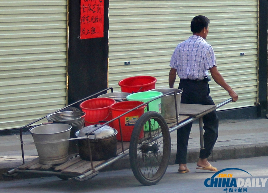 廣西藤縣：高溫天氣全城斷水 上萬市民街頭打水